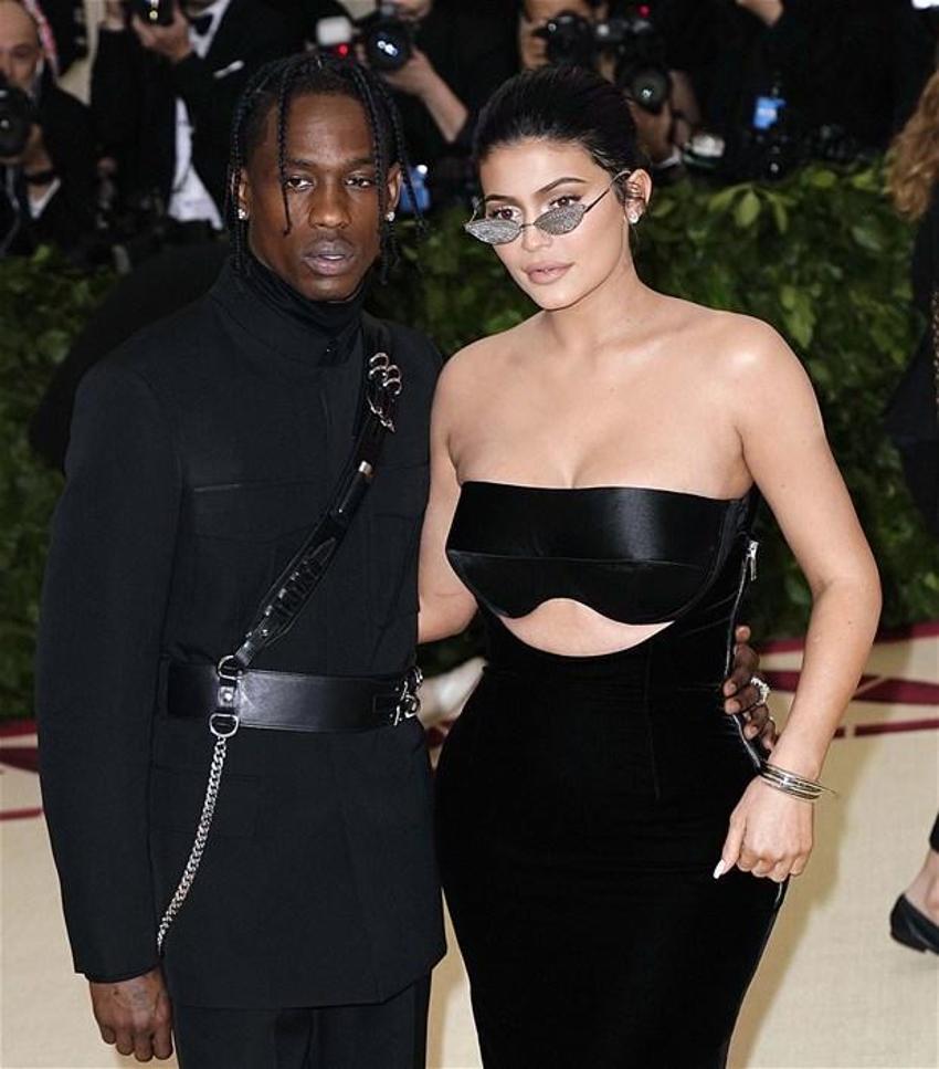 Kylie Jenner ve Travis Scott mutluluk tablosu sergiledi!