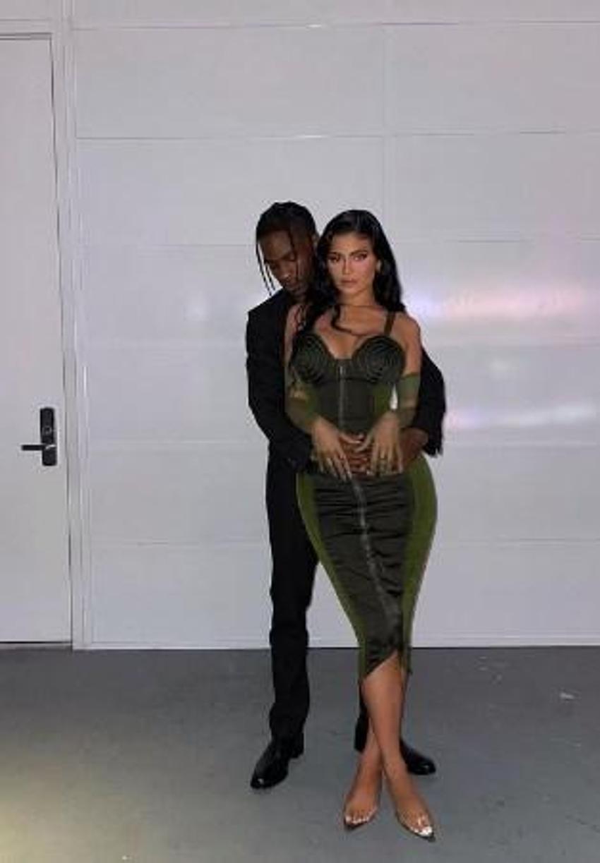 Kylie Jenner ve Travis Scott mutluluk tablosu sergiledi!