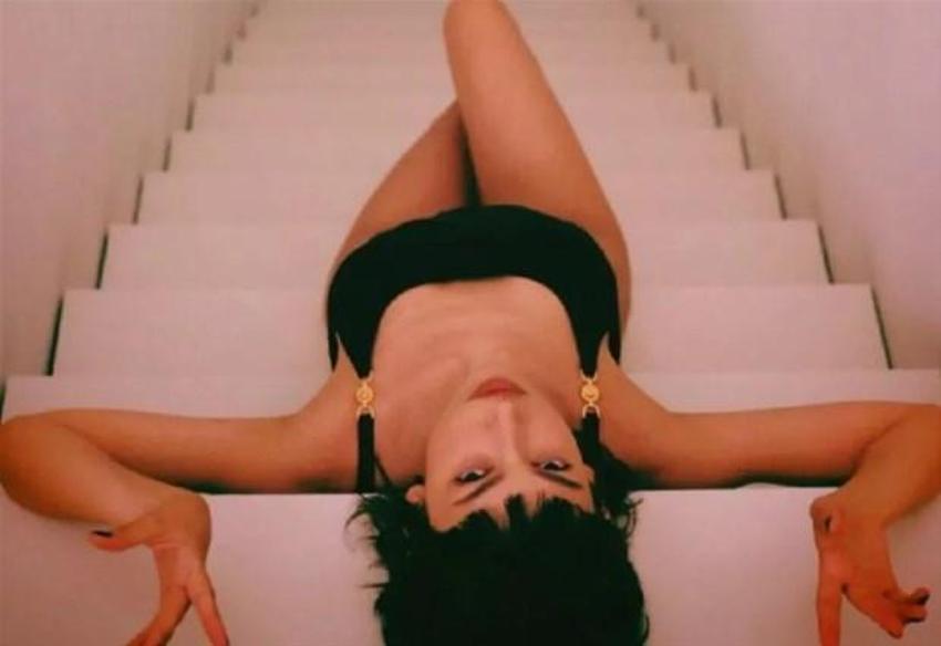 La Casa de Papel dizisinin Tokyo’su Ursula Corbero tanga bikinisiyle poz verdi!