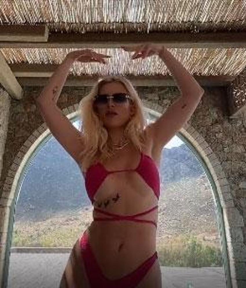 Lottie Moss seksi dansı ile olay yarattı