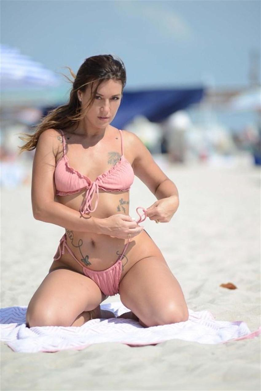 Victoria Banx mini bikinisiyle şov yaptı!