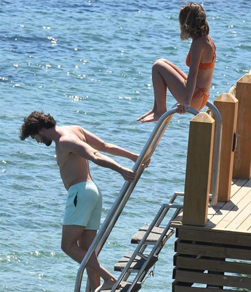 İskelede romantik anlar yaşandı! Denizin içinde havlu... - Gazetevatan En  Son Magazin Haberleri