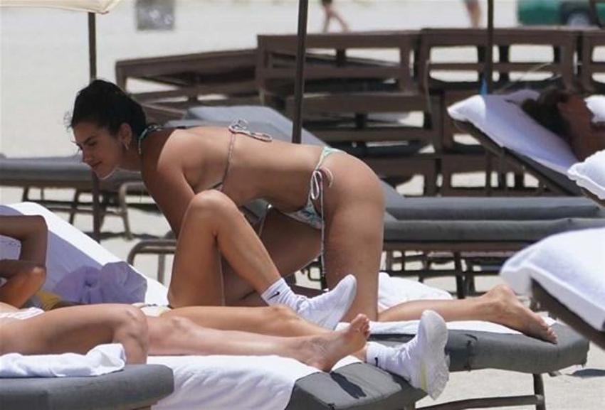 Jehona Dreshaj bikinisine sığamadı! Çekiştirip durdu