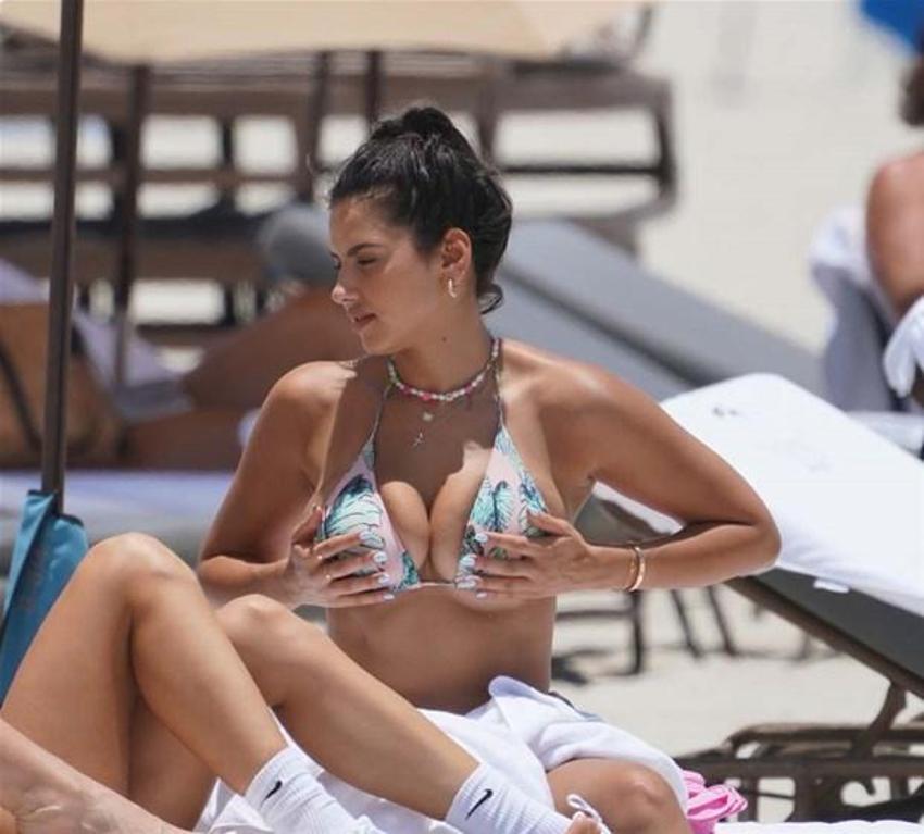 Jehona Dreshaj bikinisine sığamadı! Çekiştirip durdu