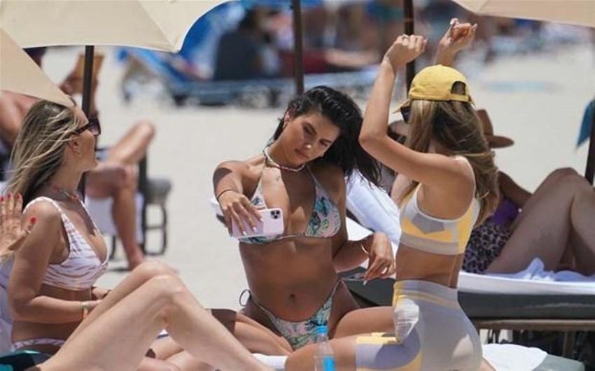 Jehona Dreshaj bikinisine sığamadı! Çekiştirip durdu