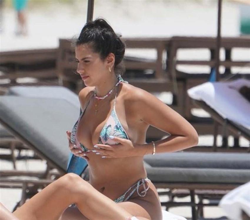 Jehona Dreshaj bikinisine sığamadı! Çekiştirip durdu