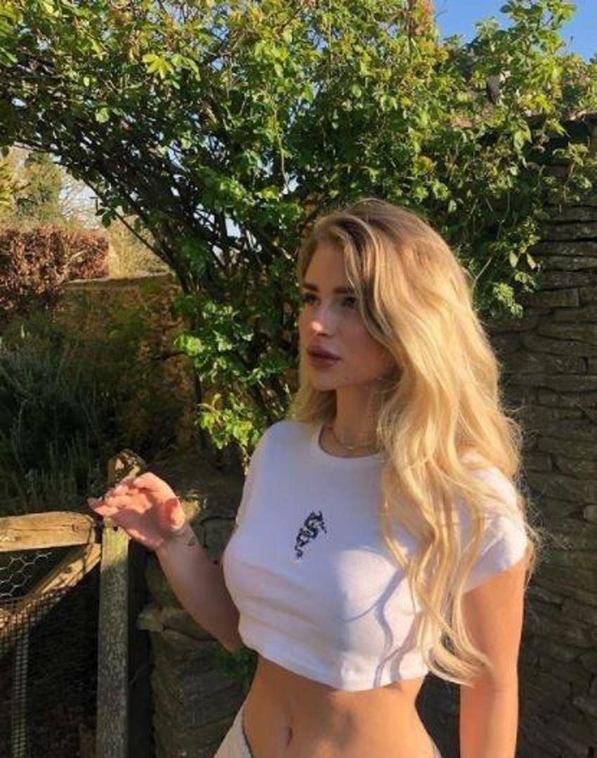 Lottie Moss neredeyse çıplak halde çatıya çıktı!