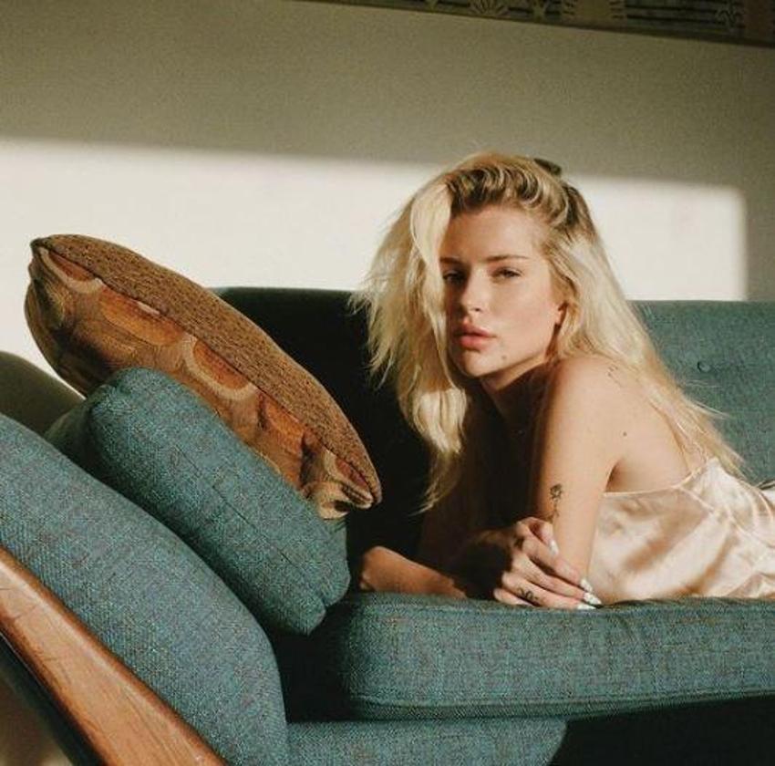 Lottie Moss neredeyse çıplak halde çatıya çıktı!