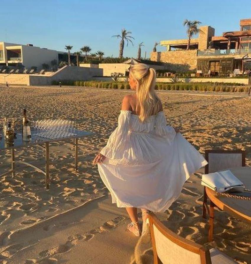 Lottie Moss neredeyse çıplak halde çatıya çıktı!