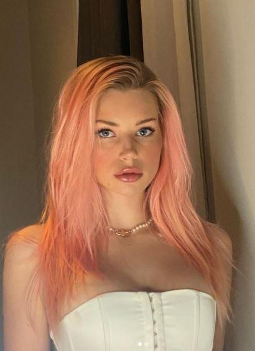 Lottie Moss neredeyse çıplak halde çatıya çıktı!
