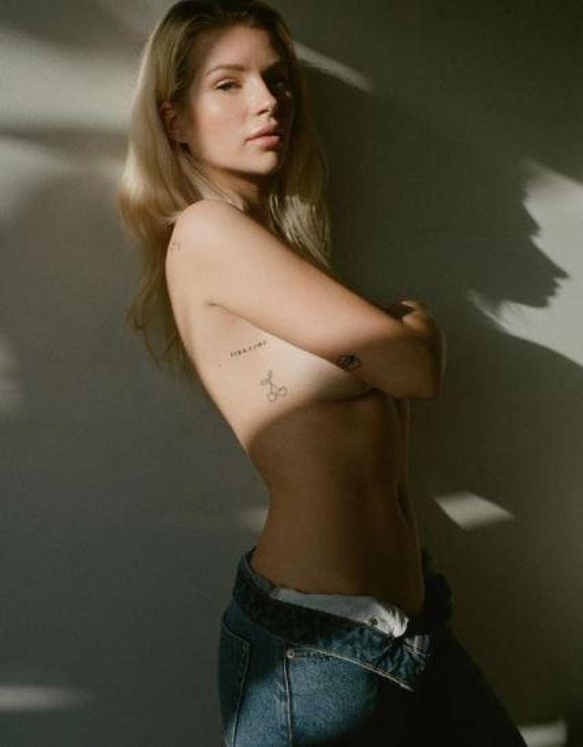 Lottie Moss neredeyse çıplak halde çatıya çıktı!