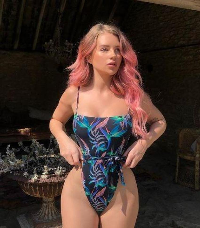 Lottie Moss neredeyse çıplak halde çatıya çıktı!