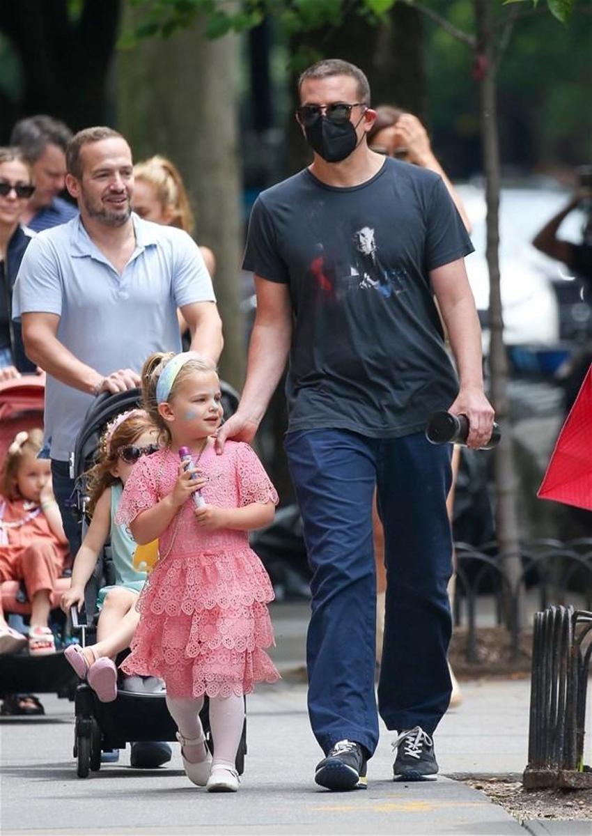 Bradley Cooper'dan Irina Shayk'a hayran bakışlar!