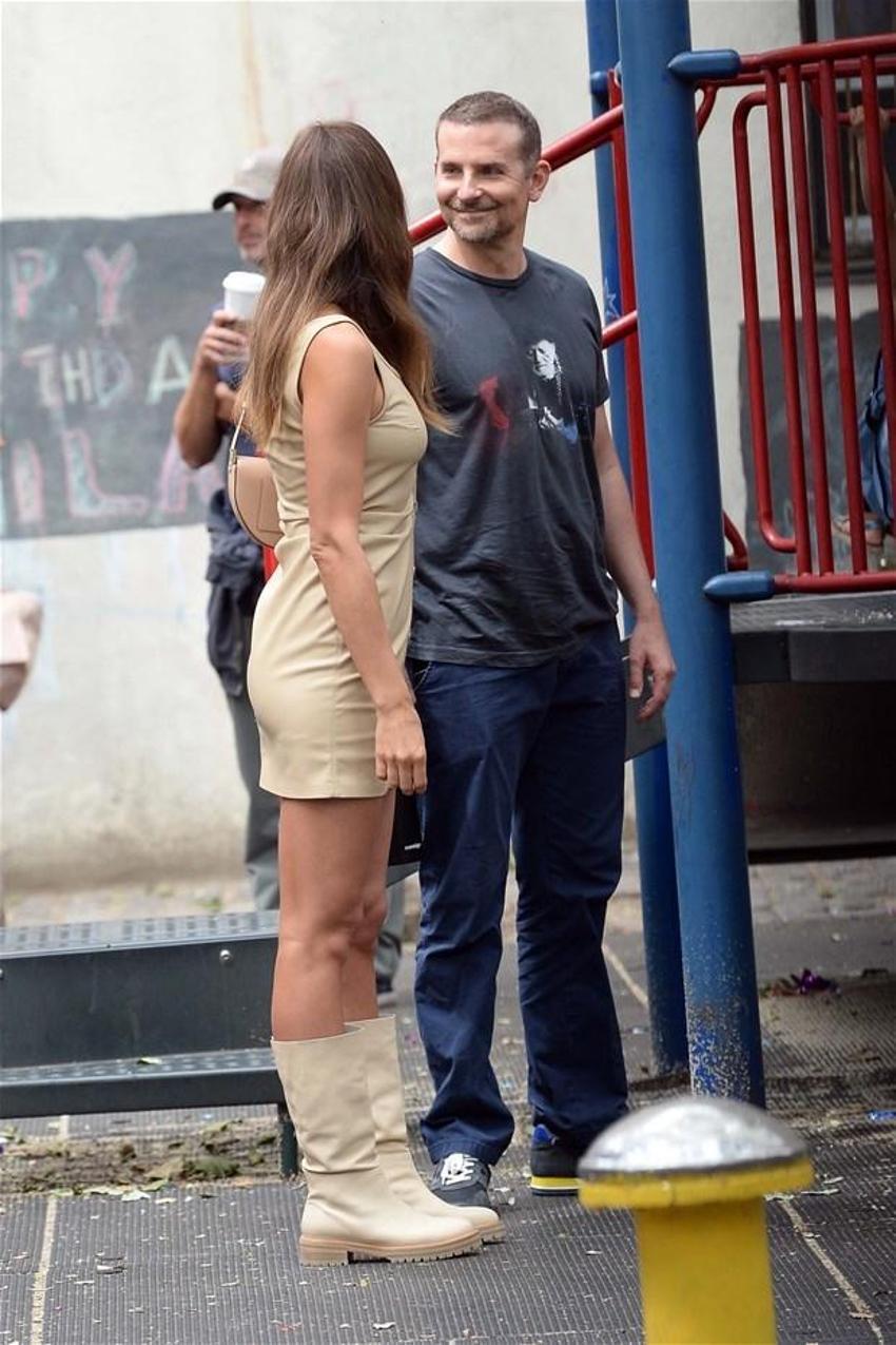 Bradley Cooper'dan Irina Shayk'a hayran bakışlar!