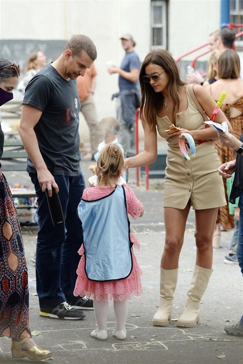 Bradley Cooper'dan Irina Shayk'a hayran bakışlar!