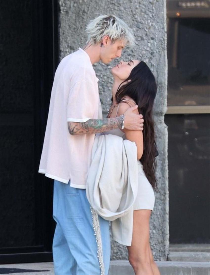 Megan Fox ve Kelly etrafa aldırış etmeden öpüştü!