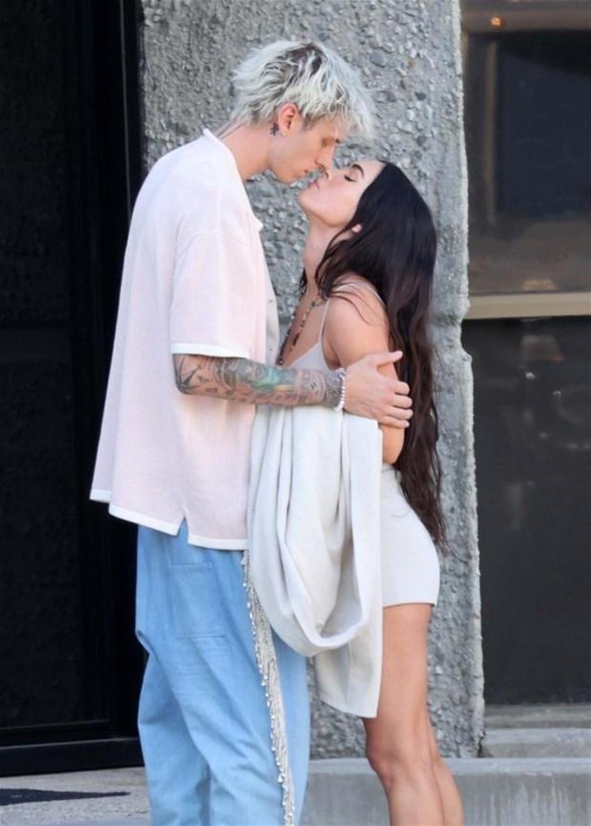 Megan Fox ve Kelly etrafa aldırış etmeden öpüştü!