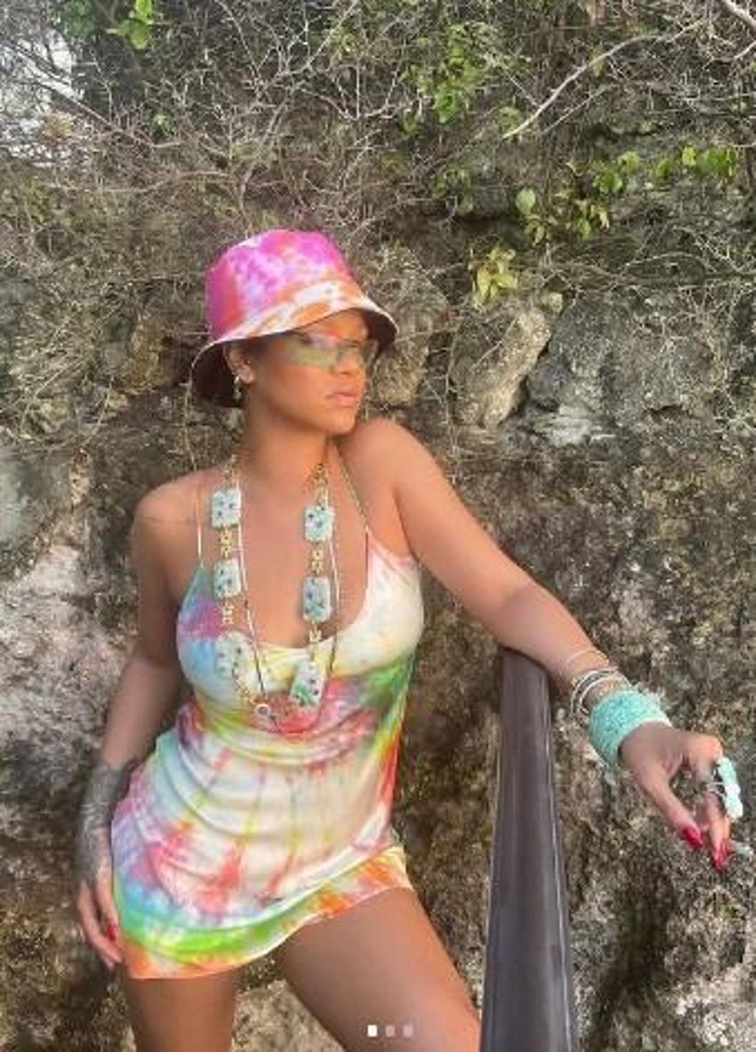 Rihanna, Demi Rose'u taklit etti! Üstsüz poz...