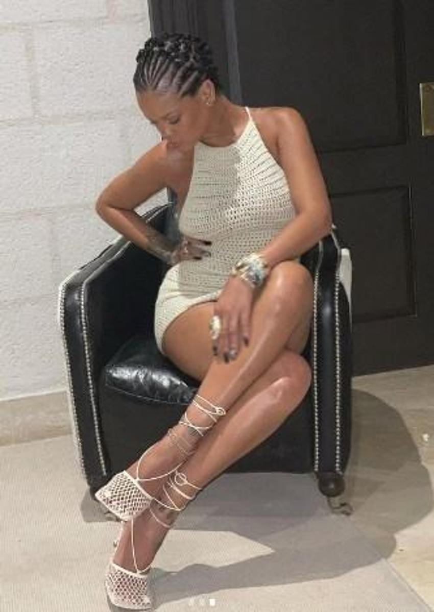 Rihanna, Demi Rose'u taklit etti! Üstsüz poz...