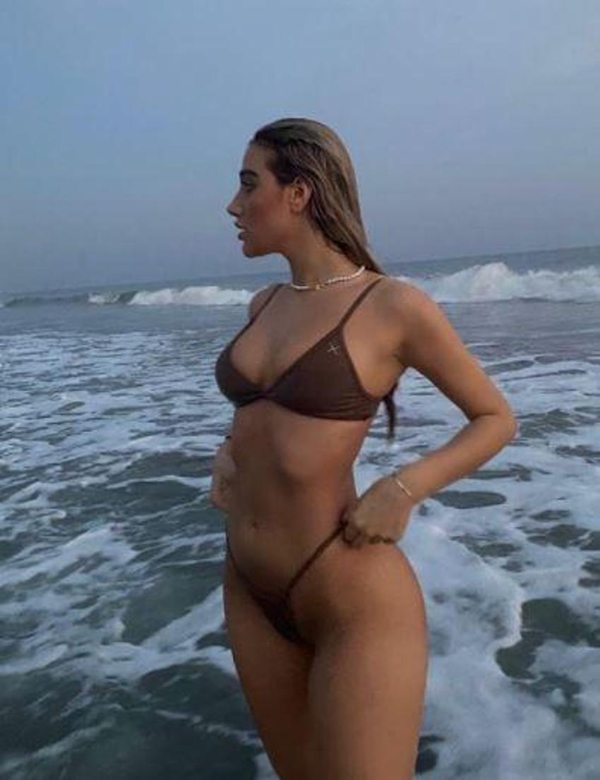 Ester Bron giydiği bikiniyle plajı birbirine kattı! Gözler ona döndü...