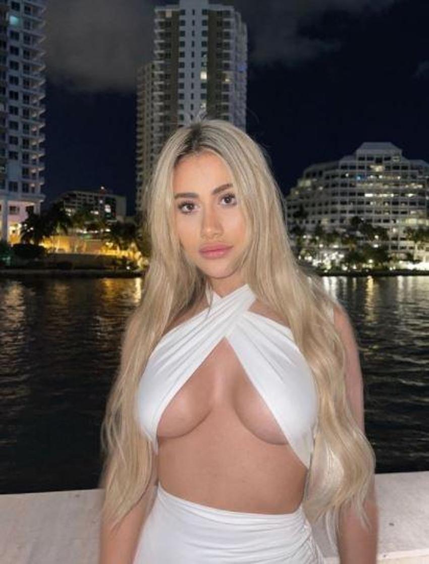Ester Bron giydiği bikiniyle plajı birbirine kattı! Gözler ona döndü...