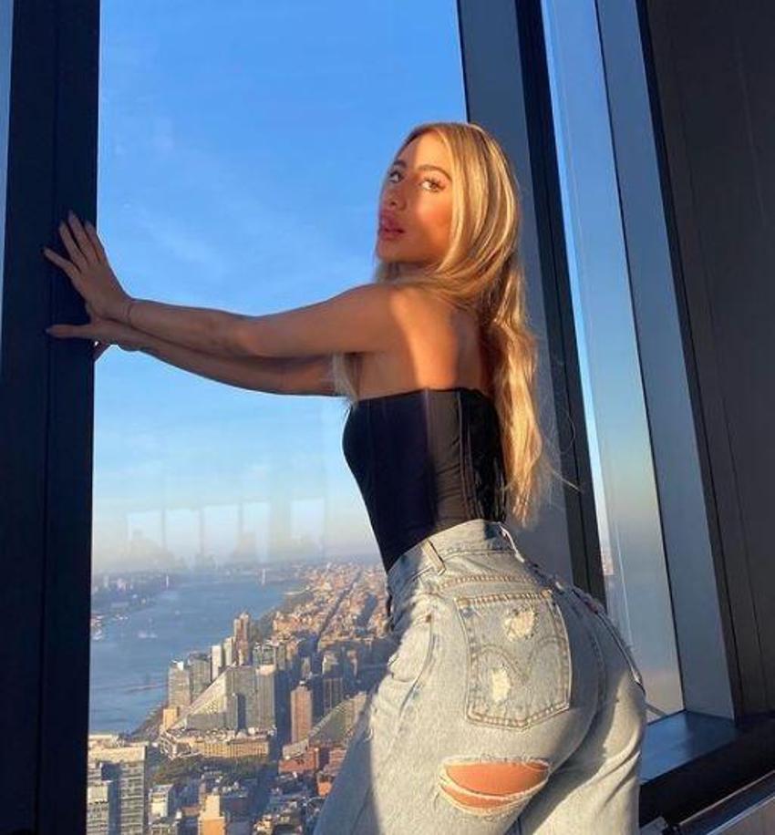 Ester Bron giydiği bikiniyle plajı birbirine kattı! Gözler ona döndü...