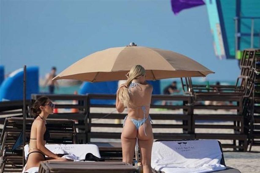 Ester Bron giydiği bikiniyle plajı birbirine kattı! Gözler ona döndü...
