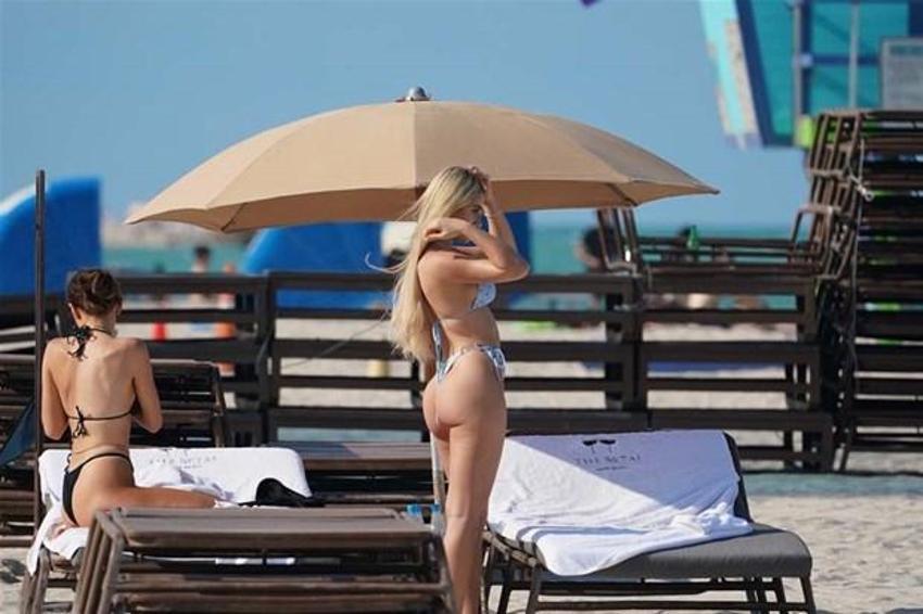 Ester Bron giydiği bikiniyle plajı birbirine kattı! Gözler ona döndü...