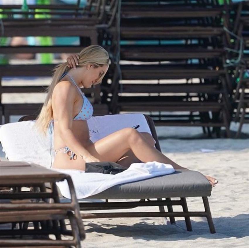 Ester Bron giydiği bikiniyle plajı birbirine kattı! Gözler ona döndü...