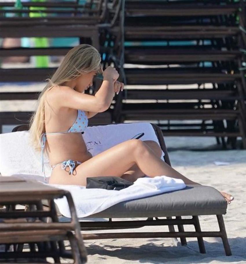 Ester Bron giydiği bikiniyle plajı birbirine kattı! Gözler ona döndü...