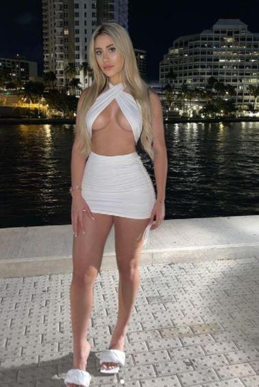 Ester Bron giydiği bikiniyle plajı birbirine kattı! Gözler ona döndü...