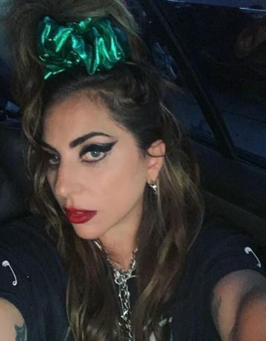 Lady Gaga tanga bikinisiyle güneşlendi!