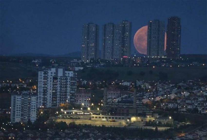 Süper Çiçek Kanlı Ay tutulması gerçekleşti! İlk kez oluyor...