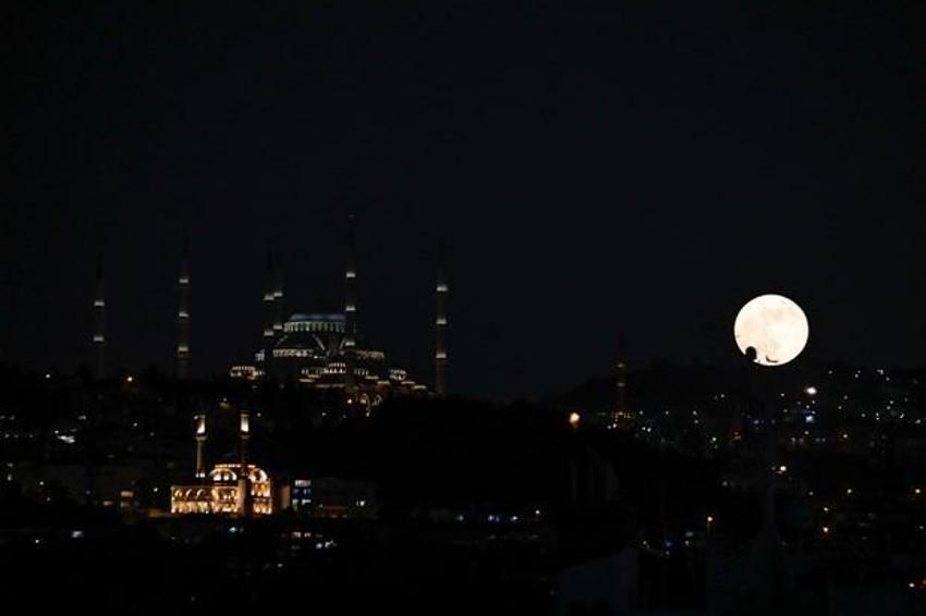 Süper Çiçek Kanlı Ay tutulması gerçekleşti! İlk kez oluyor...
