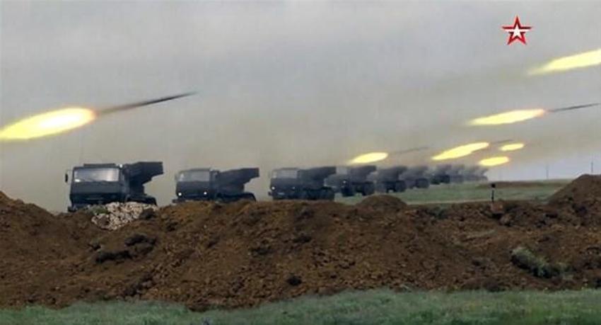 Doğu Akdeniz'de nükleer füze taşıyabilen bombardıman uçakları görüldü! Savaş pilotunun elinde Türkiye haritası...