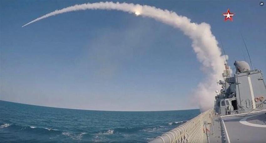 Doğu Akdeniz'de nükleer füze taşıyabilen bombardıman uçakları görüldü! Savaş pilotunun elinde Türkiye haritası...