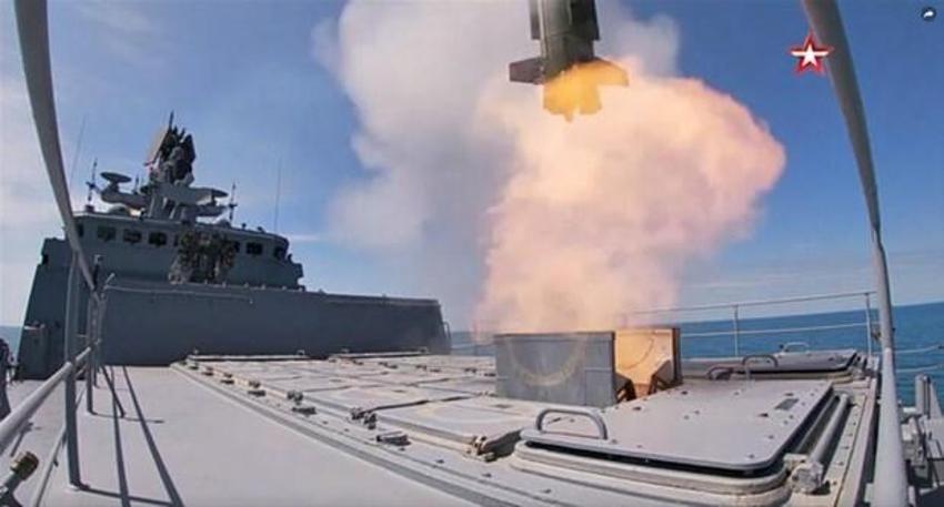 Doğu Akdeniz'de nükleer füze taşıyabilen bombardıman uçakları görüldü! Savaş pilotunun elinde Türkiye haritası...