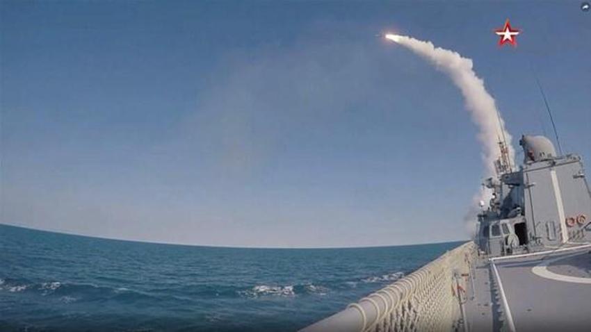 Doğu Akdeniz'de nükleer füze taşıyabilen bombardıman uçakları görüldü! Savaş pilotunun elinde Türkiye haritası...
