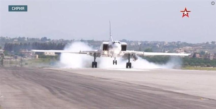 Doğu Akdeniz'de nükleer füze taşıyabilen bombardıman uçakları görüldü! Savaş pilotunun elinde Türkiye haritası...