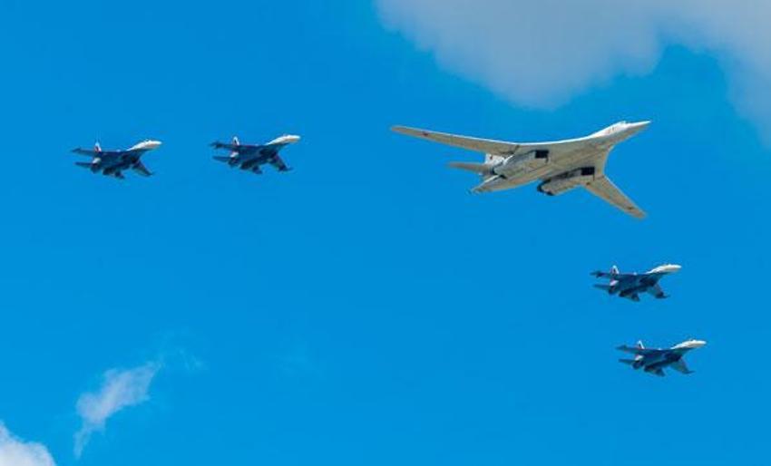 Doğu Akdeniz'de nükleer füze taşıyabilen bombardıman uçakları görüldü! Savaş pilotunun elinde Türkiye haritası...