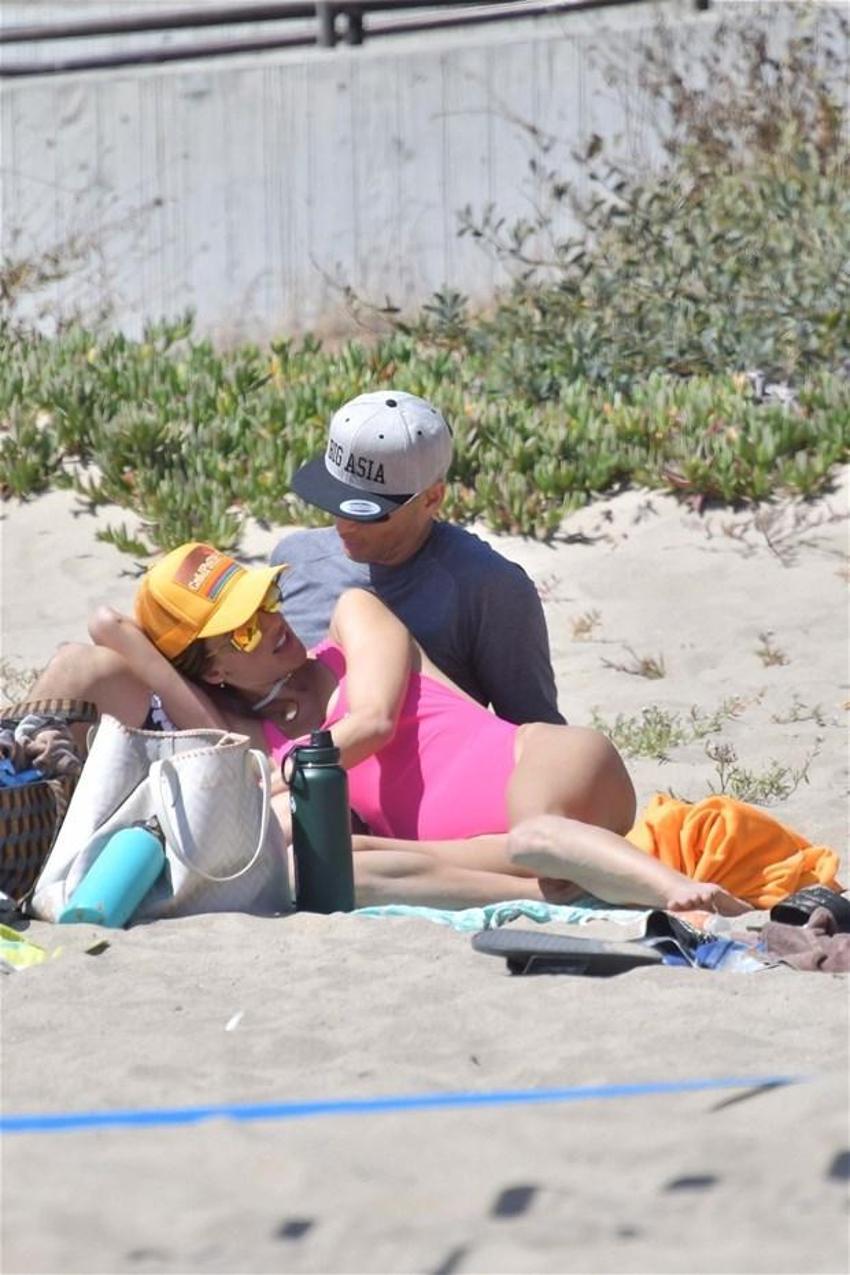 Alessandra Ambrosio aşka geldi! Öp öp doyamadı...