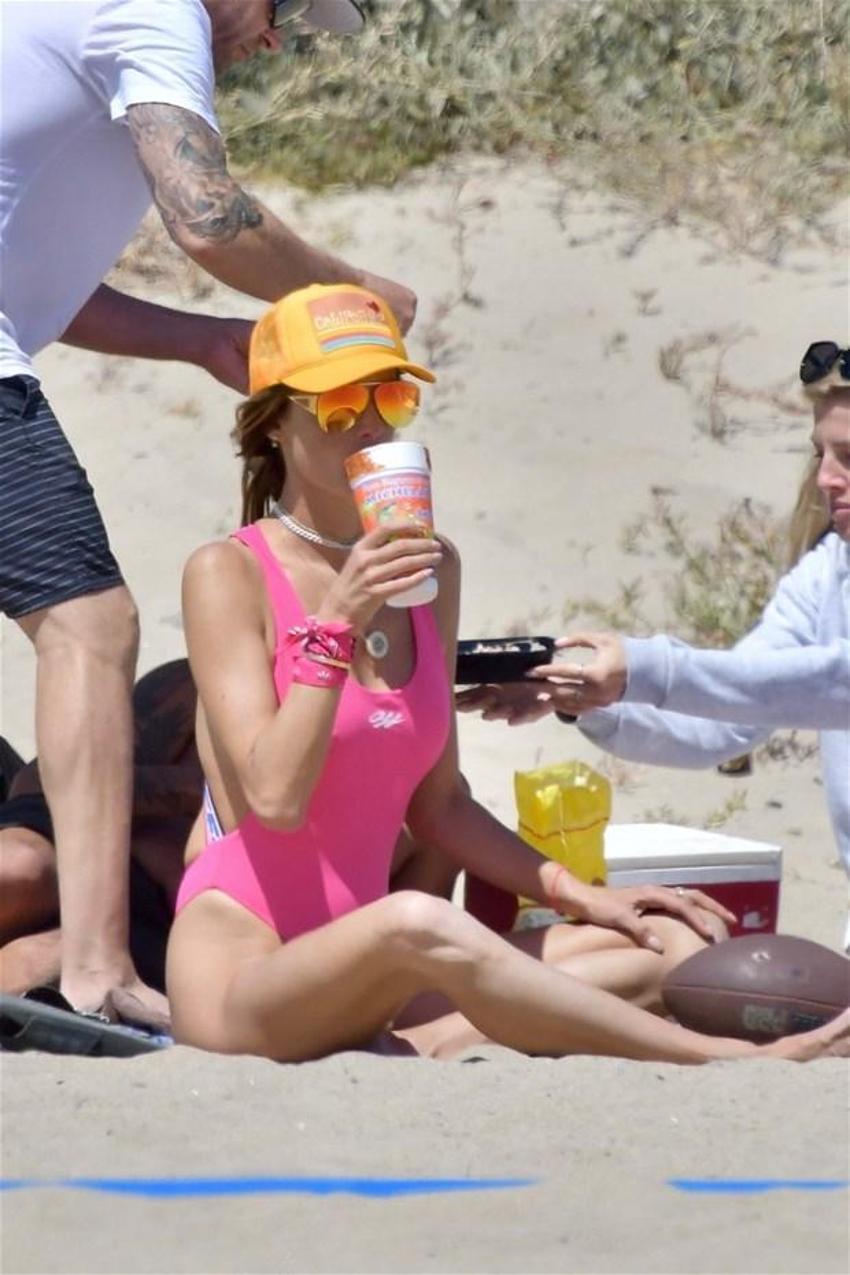 Alessandra Ambrosio aşka geldi! Öp öp doyamadı...