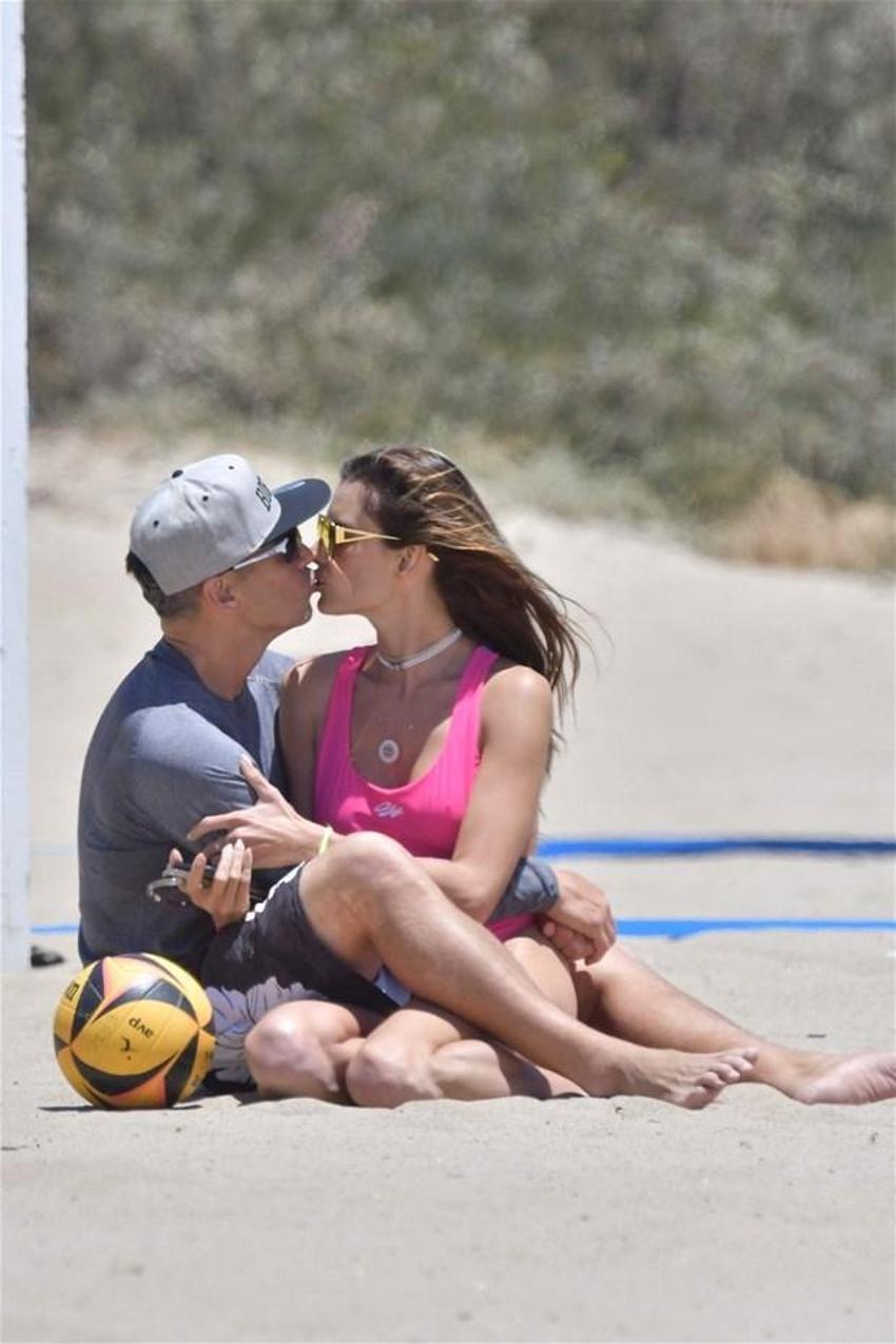 Alessandra Ambrosio aşka geldi! Öp öp doyamadı...