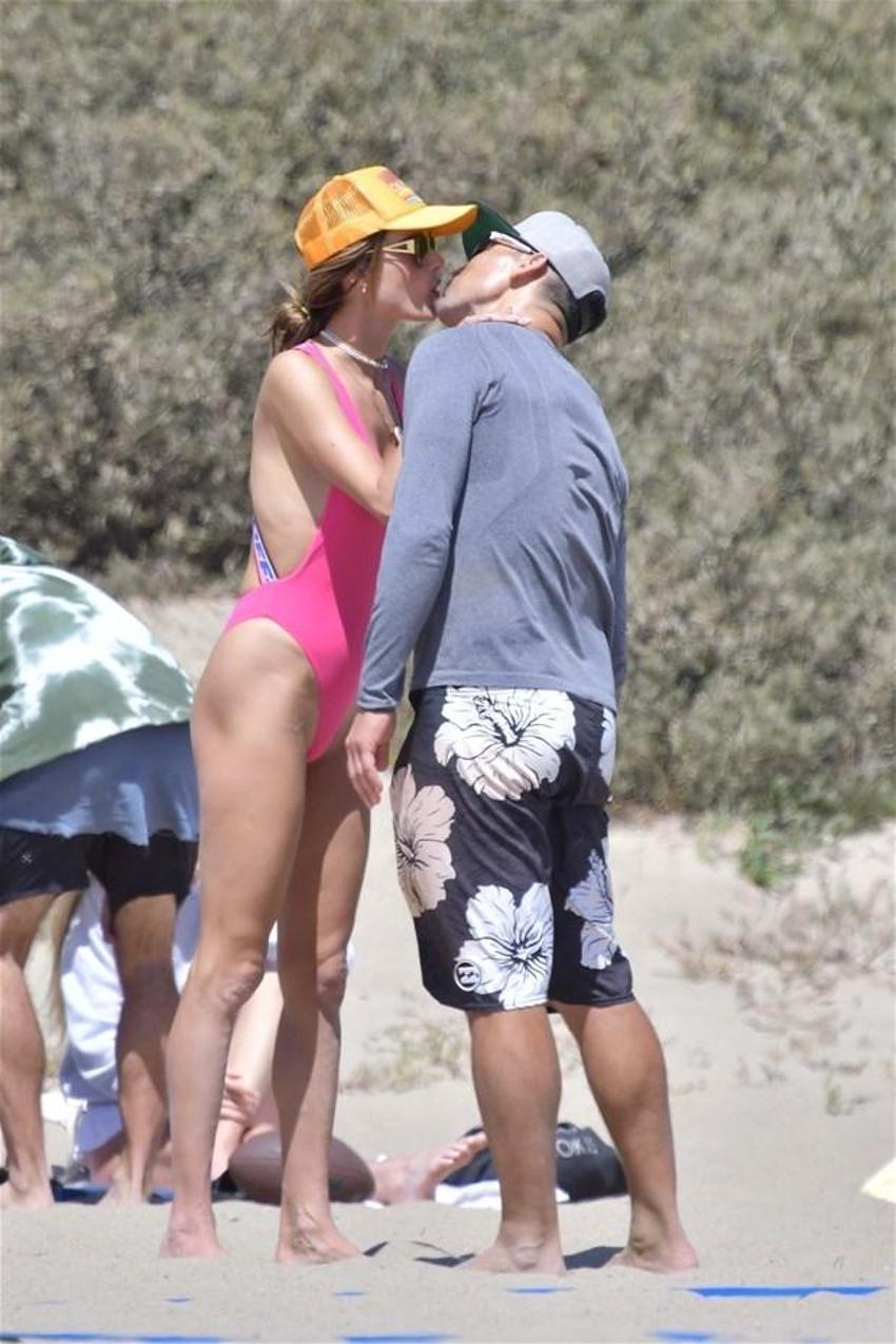 Alessandra Ambrosio aşka geldi! Öp öp doyamadı...