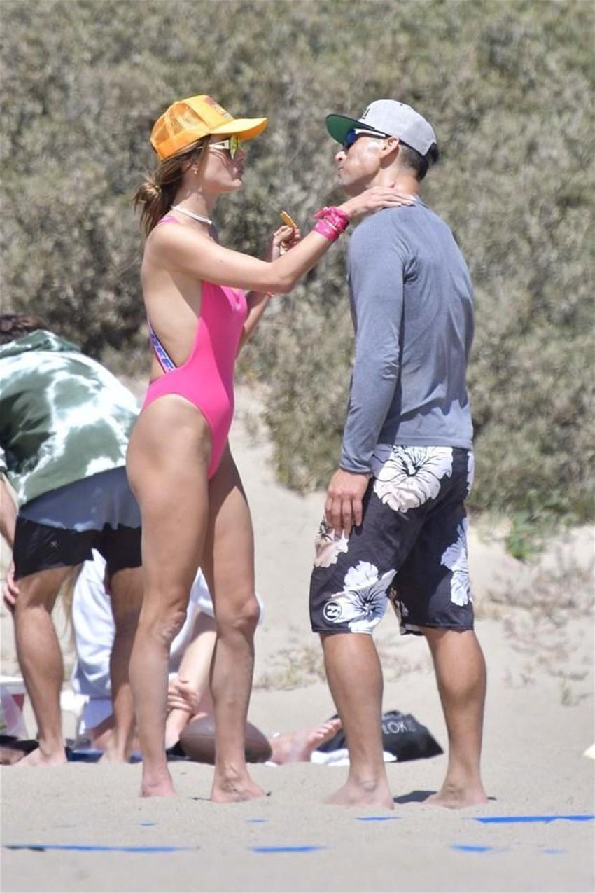 Alessandra Ambrosio aşka geldi! Öp öp doyamadı...