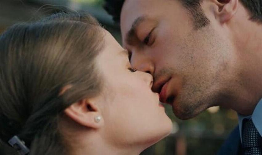 'Camdaki Kız'a öpüşme sahnesi damga vurdu! Feride yakalayınca...