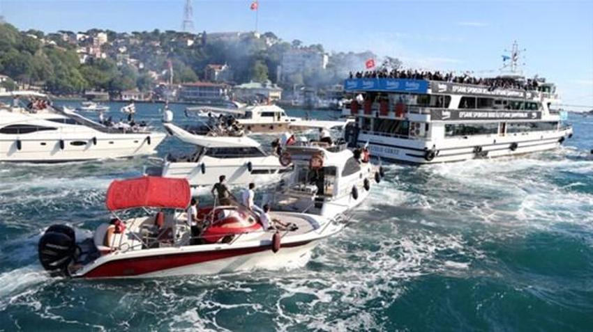 Beşiktaş'ın şampiyonluk kutlamaları başladı! Kartal'dan Boğaz çıkarması...