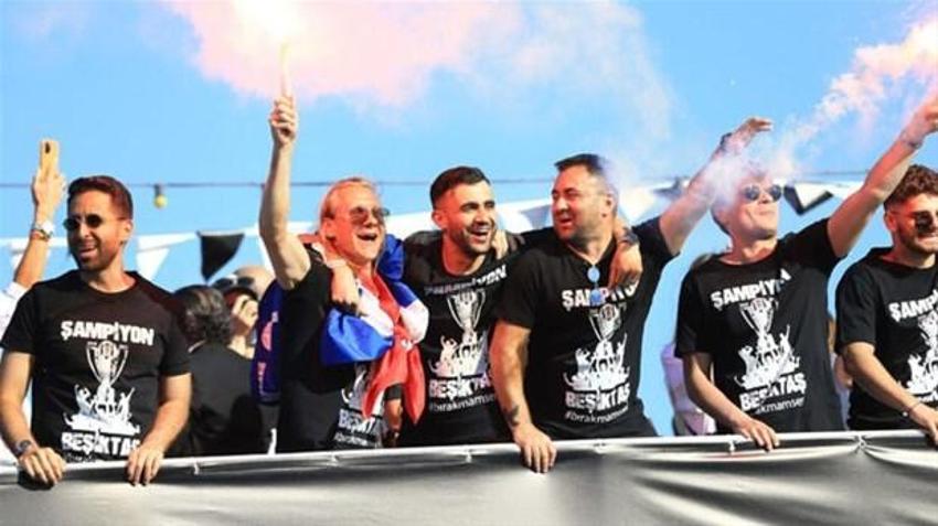Beşiktaş'ın şampiyonluk kutlamaları başladı! Kartal'dan Boğaz çıkarması...