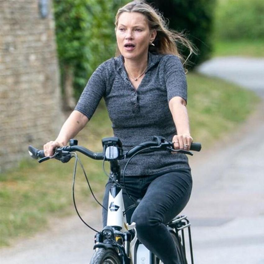 Kate Moss, uyku anını gösteren NFT'sini 17 bin dolara sattı