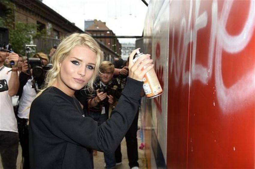 Kate Moss, uyku anını gösteren NFT'sini 17 bin dolara sattı